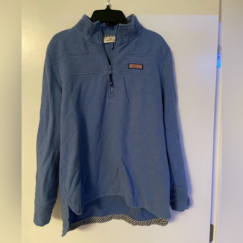 Women’s vineyard vines pull over